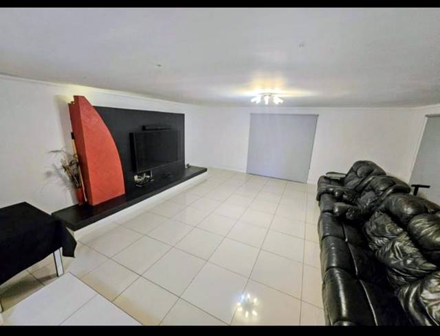 3 BEDROOM HOUSE FOR SALE IN HEUWELOORD